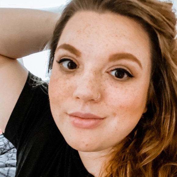 Meet your Posher, Christina - Picture 2 of 2